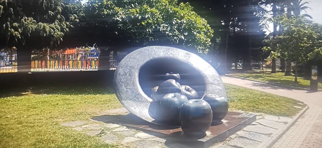monumento a la manzana en villaviciosa